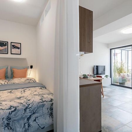 Fully Equipped Apartments With Terraces, Free Garage Parking, Netflix & Ac - By Apartmany Slapanice Cz ภายนอก รูปภาพ