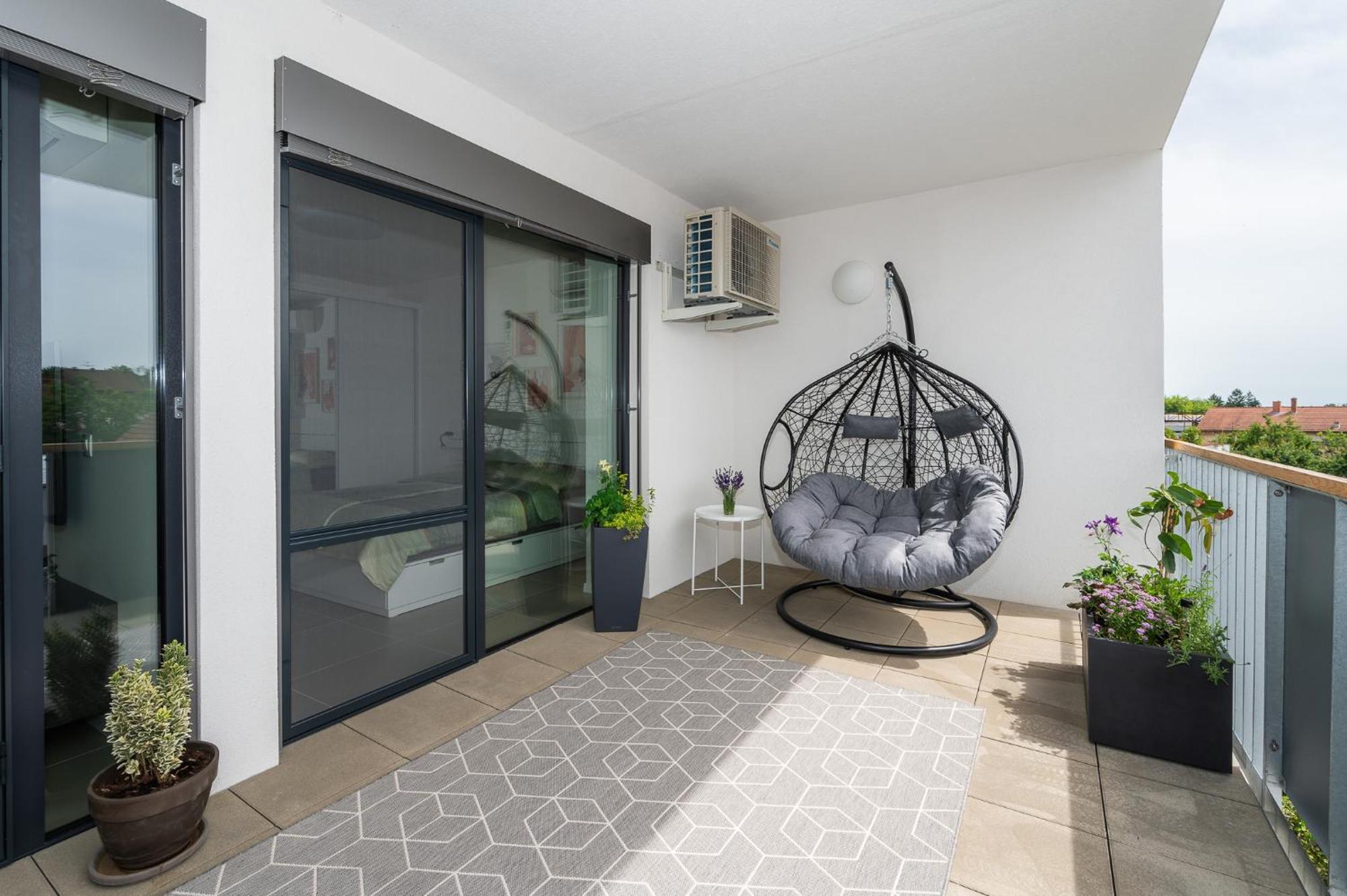 Fully Equipped Apartments With Terraces, Free Garage Parking, Netflix & Ac - By Apartmany Slapanice Cz ภายนอก รูปภาพ
