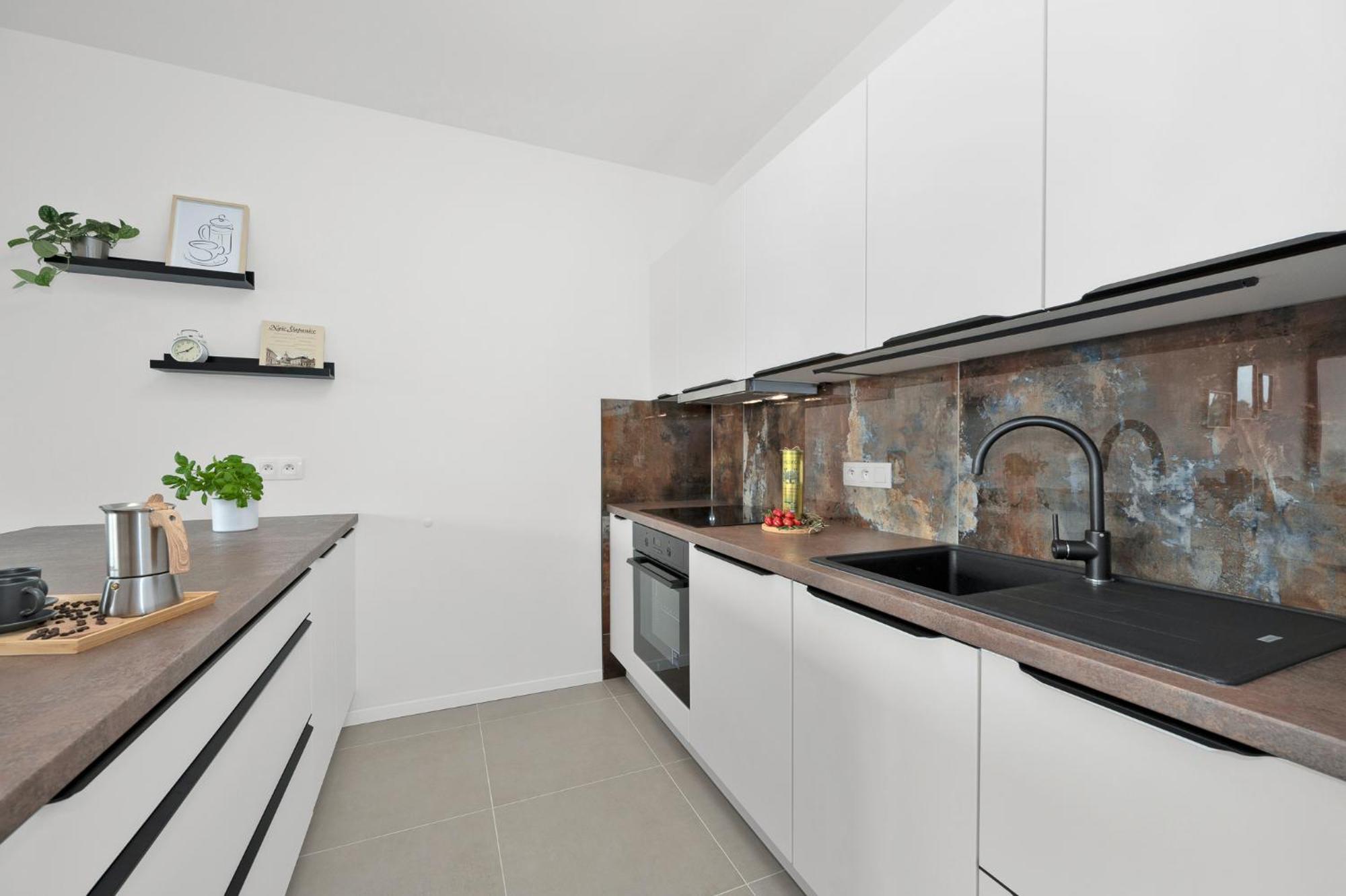 Fully Equipped Apartments With Terraces, Free Garage Parking, Netflix & Ac - By Apartmany Slapanice Cz ภายนอก รูปภาพ