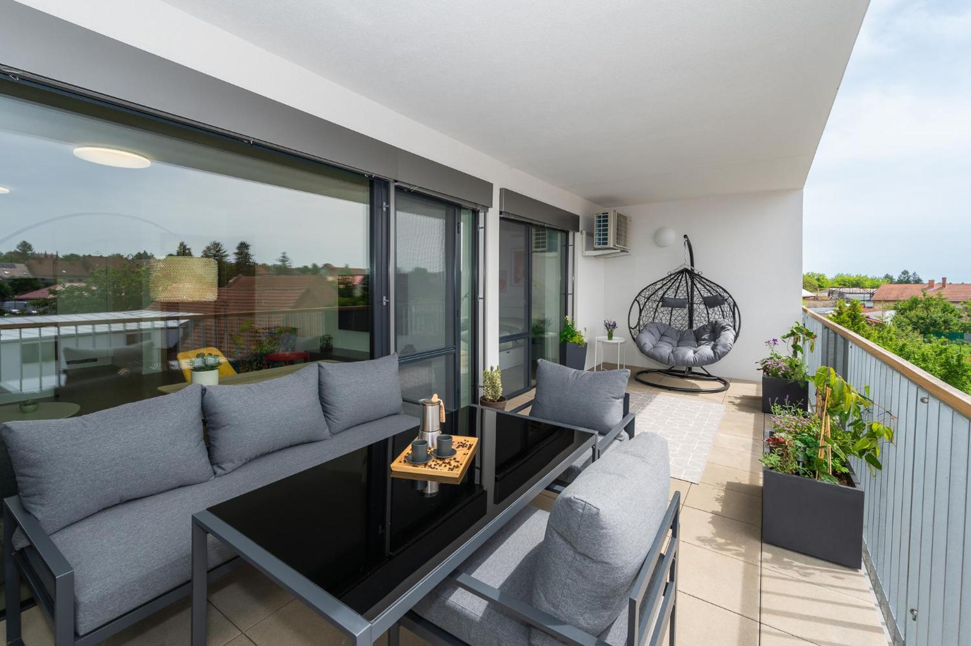 Fully Equipped Apartments With Terraces, Free Garage Parking, Netflix & Ac - By Apartmany Slapanice Cz ภายนอก รูปภาพ