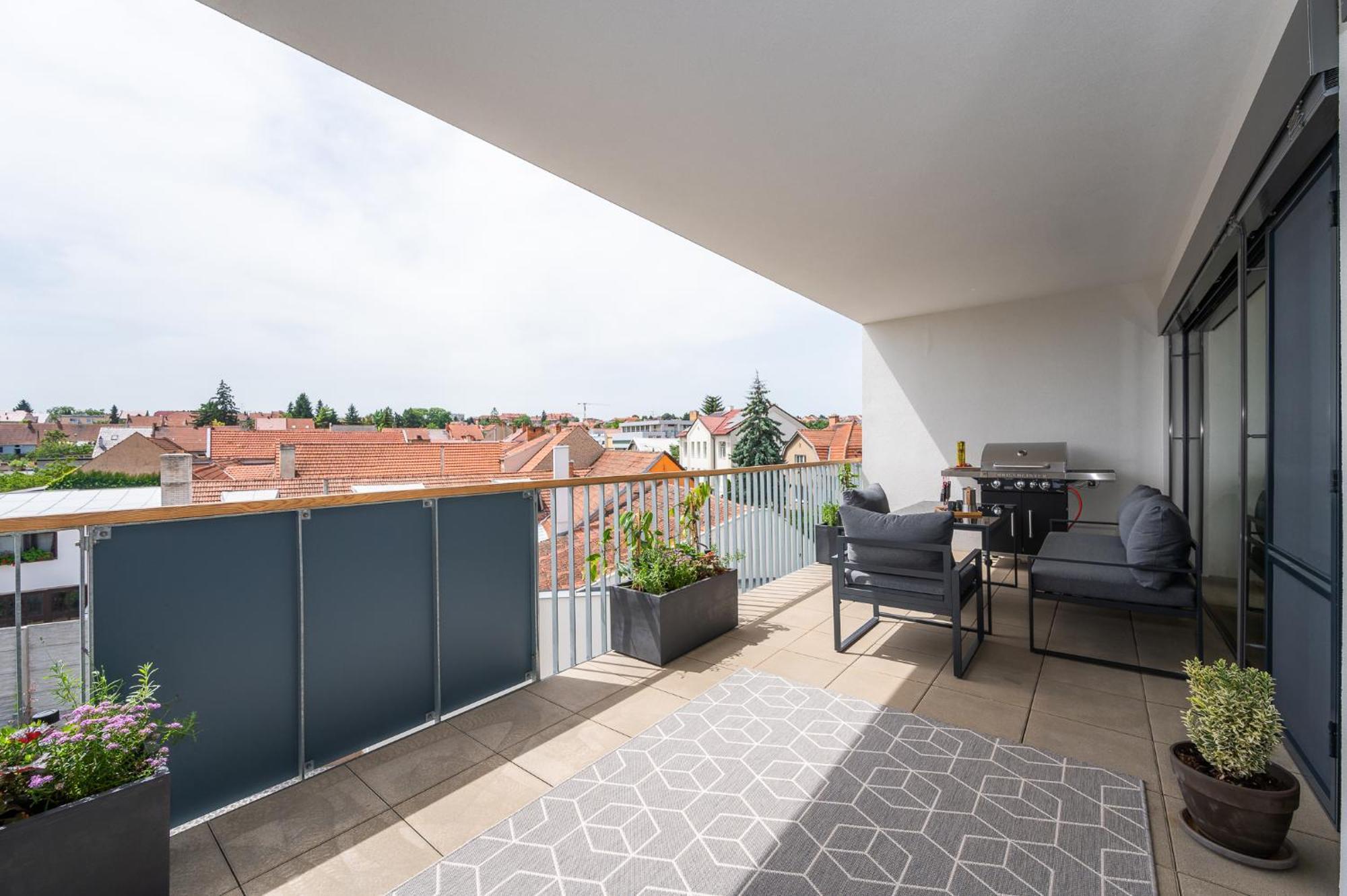 Fully Equipped Apartments With Terraces, Free Garage Parking, Netflix & Ac - By Apartmany Slapanice Cz ภายนอก รูปภาพ