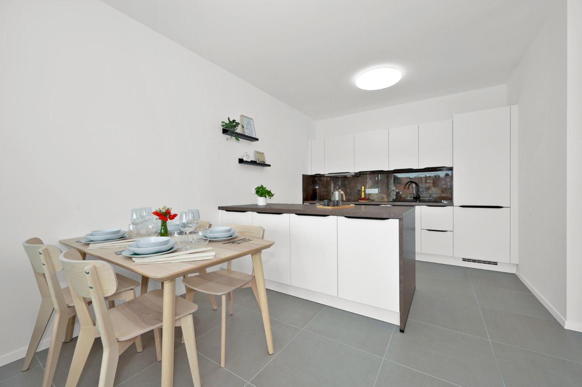 Fully Equipped Apartments With Terraces, Free Garage Parking, Netflix & Ac - By Apartmany Slapanice Cz ภายนอก รูปภาพ