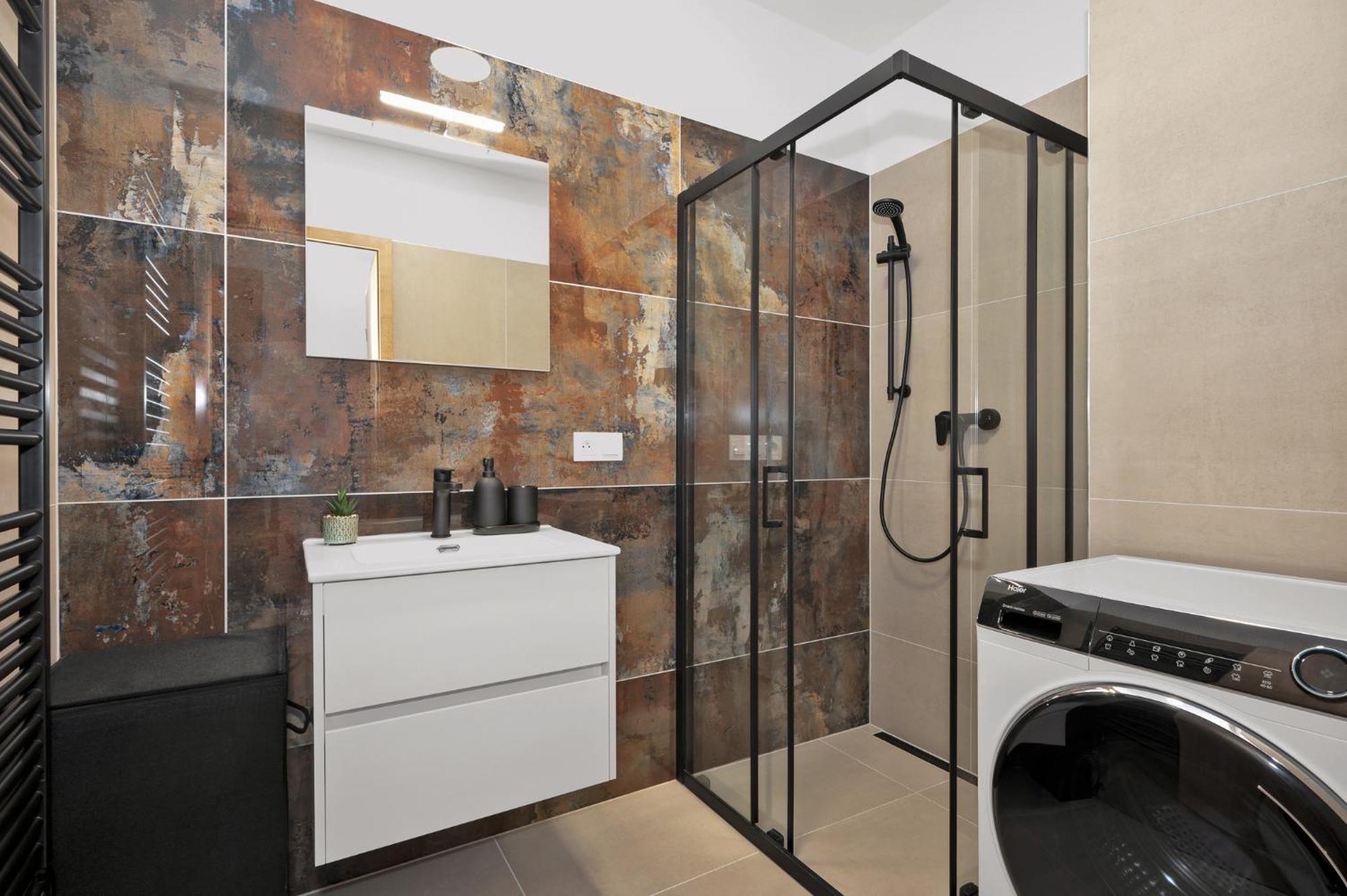 Fully Equipped Apartments With Terraces, Free Garage Parking, Netflix & Ac - By Apartmany Slapanice Cz ภายนอก รูปภาพ