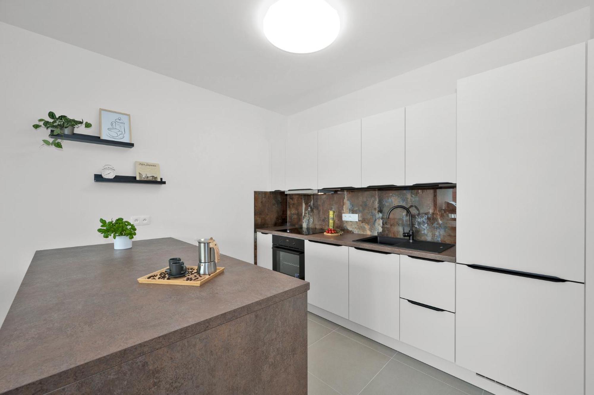 Fully Equipped Apartments With Terraces, Free Garage Parking, Netflix & Ac - By Apartmany Slapanice Cz ภายนอก รูปภาพ