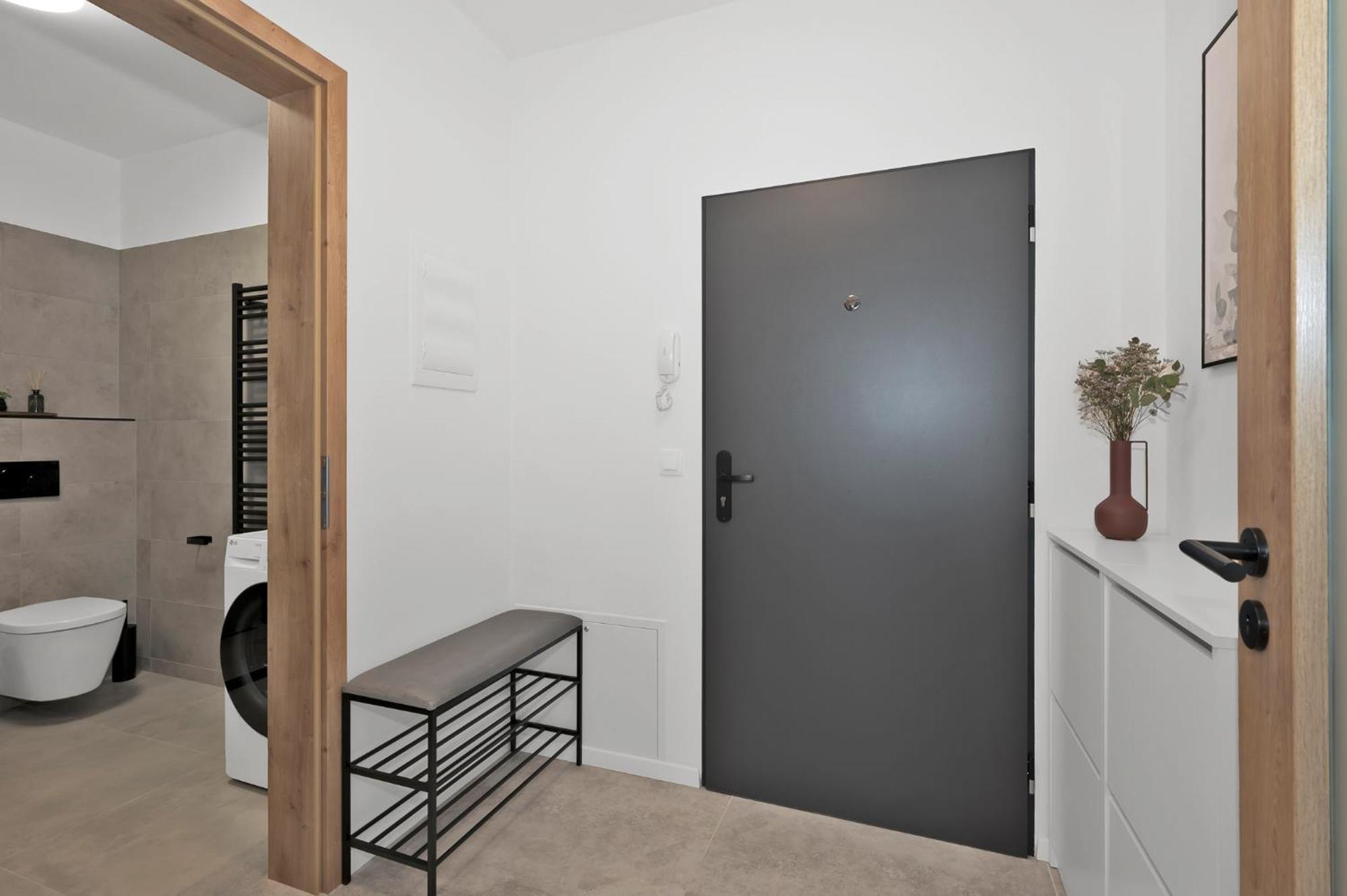 Fully Equipped Apartments With Terraces, Free Garage Parking, Netflix & Ac - By Apartmany Slapanice Cz ภายนอก รูปภาพ