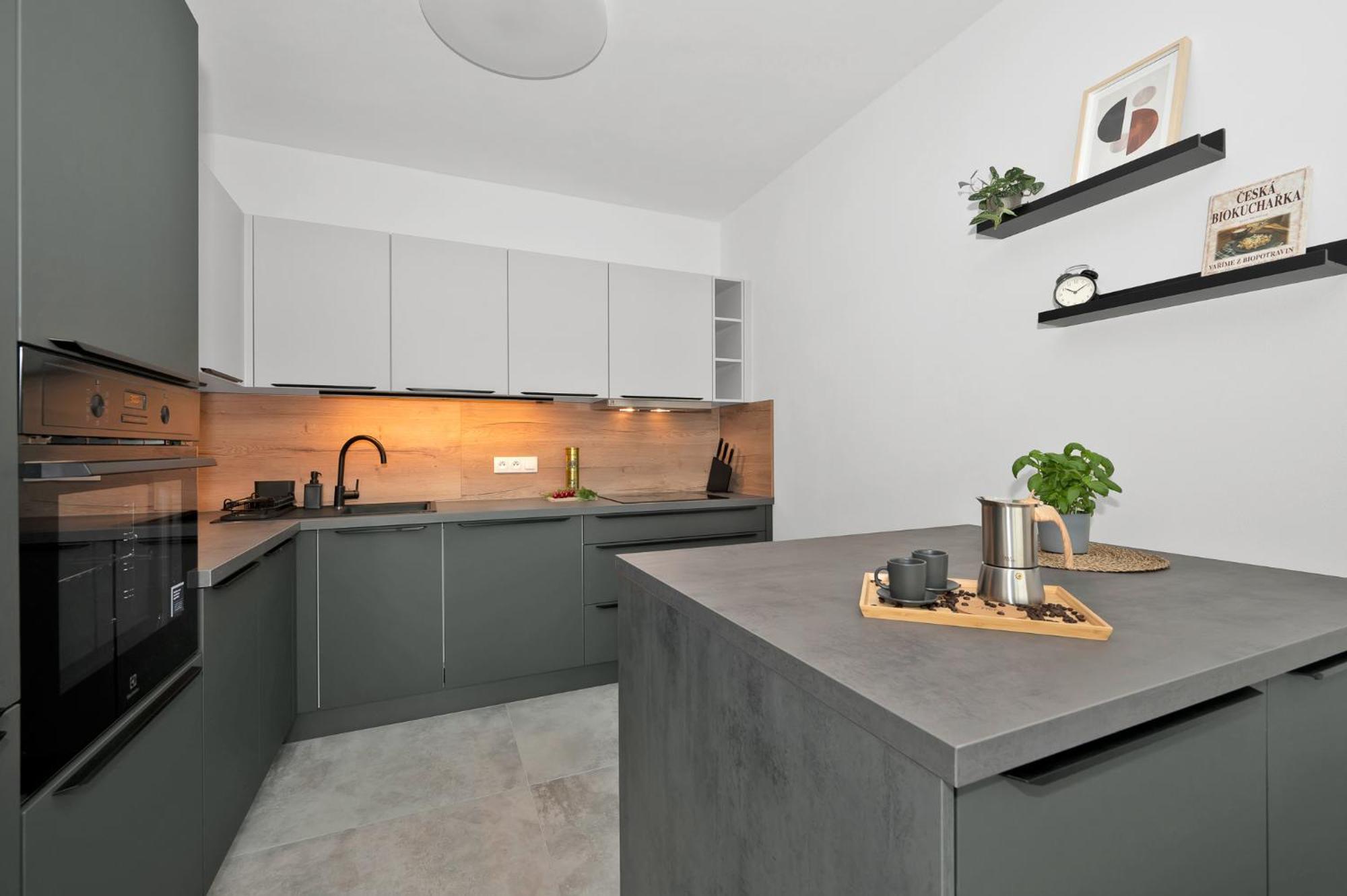Fully Equipped Apartments With Terraces, Free Garage Parking, Netflix & Ac - By Apartmany Slapanice Cz ภายนอก รูปภาพ