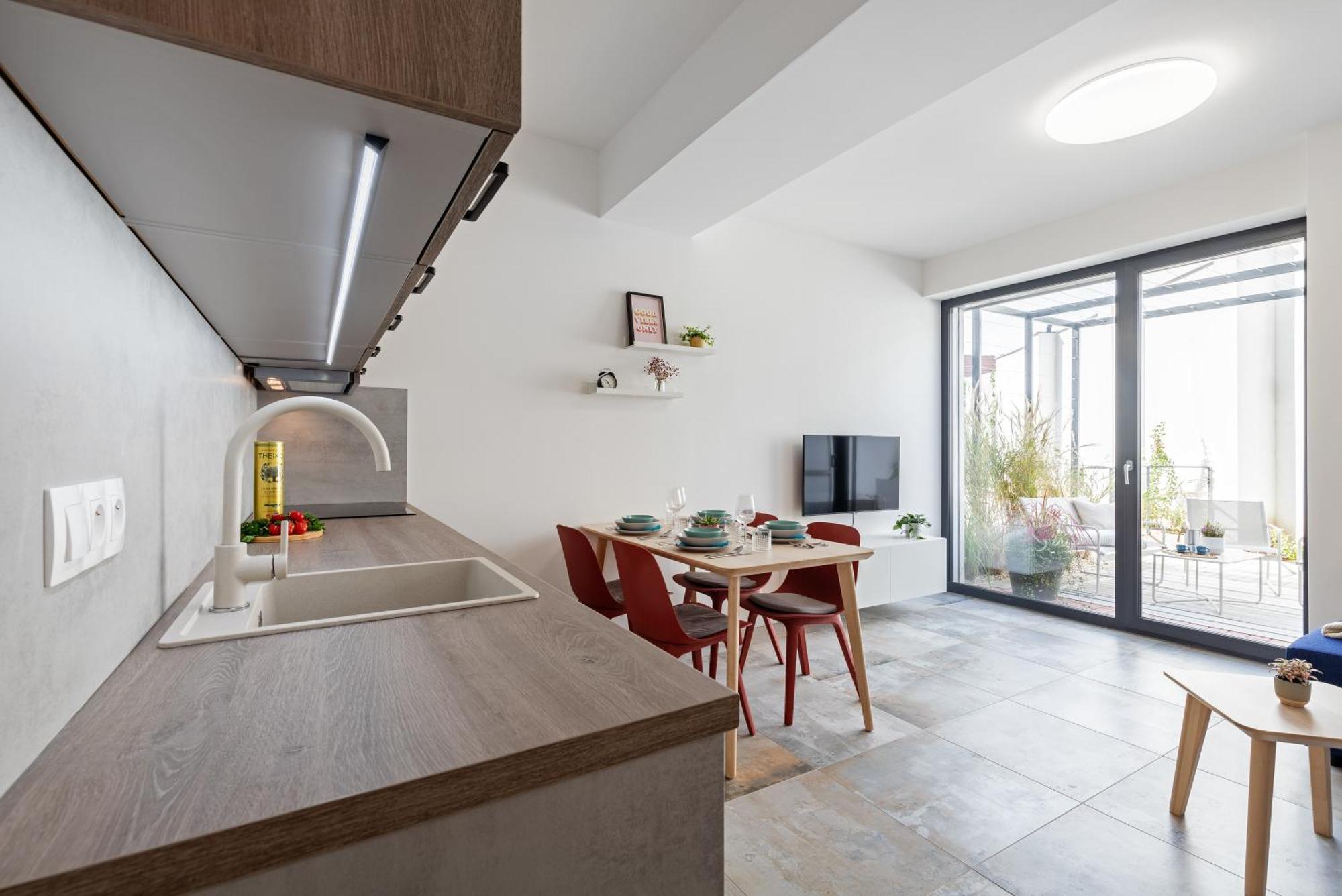 Fully Equipped Apartments With Terraces, Free Garage Parking, Netflix & Ac - By Apartmany Slapanice Cz ภายนอก รูปภาพ