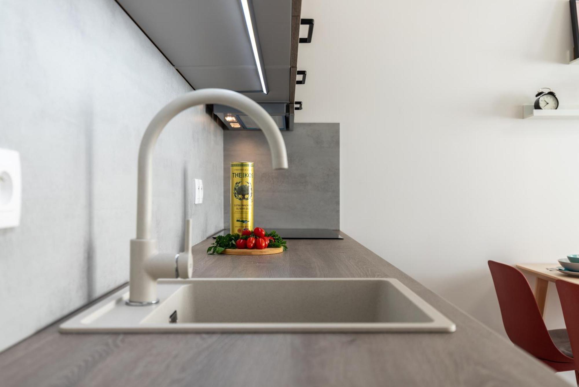 Fully Equipped Apartments With Terraces, Free Garage Parking, Netflix & Ac - By Apartmany Slapanice Cz ภายนอก รูปภาพ